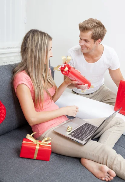 Pareja feliz intercambiando regalos —  Fotos de Stock