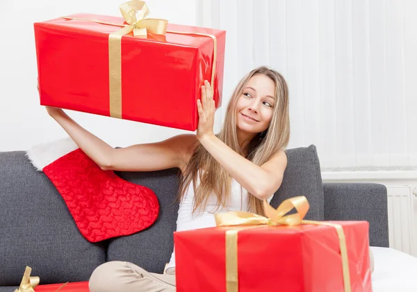 Happy to get that perfect present — Stock Photo, Image