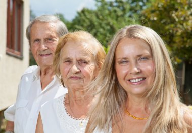 yaşlı çift ve kızları 