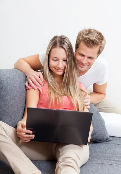 Happy couple shopping online — Stock Photo, Image