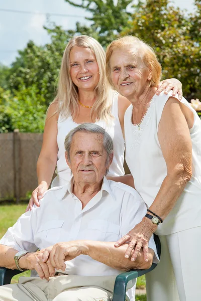 Bejaarde echtpaar en hun dochter — Stockfoto