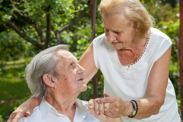 Casal idoso curtindo a vida juntos — Fotografia de Stock