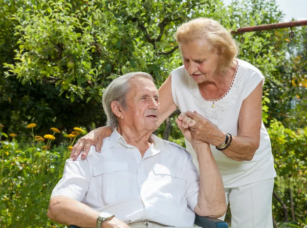 Pareja mayor disfrutando de la vida juntos — Foto de Stock