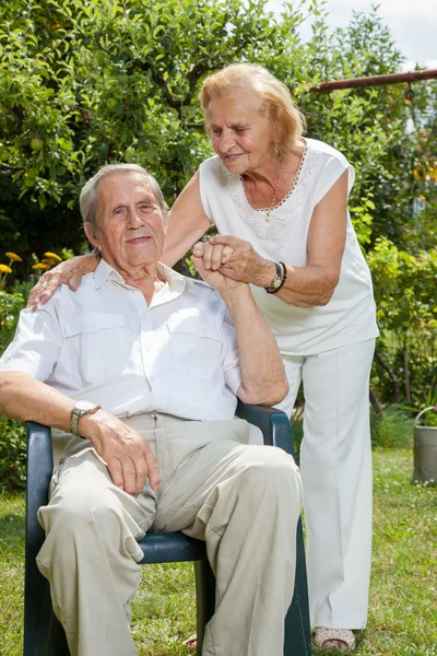 Casal idoso curtindo a vida juntos — Fotografia de Stock