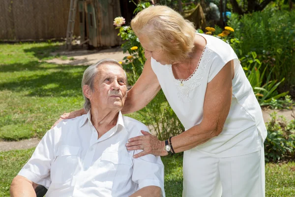 Pareja mayor disfrutando de la vida juntos — Foto de Stock