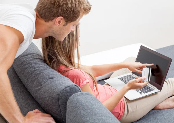 Glückliches Paar kauft online ein — Stockfoto