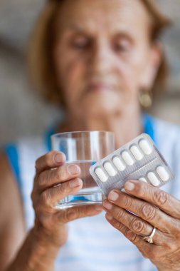Yaşlı kadın onu günlük prescripted ilaç alarak