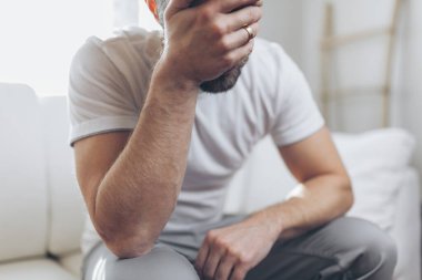 Kalbi kırık adam evde bir alyans holding