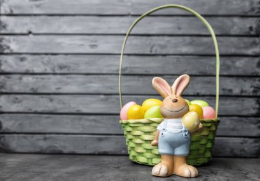 Geleneksel Paskalya bayramı tavşanı ve yumurtaları 