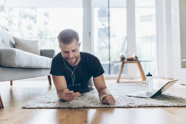 Schöner Junger Mann Arbeitet Hause Wohnzimmer — Stockfoto