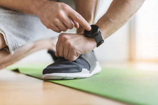 Knappe Jongeman Die Thuis Traint Met Een Slim Horloge — Stockfoto