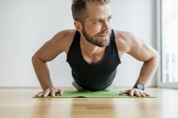 Knappe Jongeman Die Thuis Traint Met Een Slim Horloge — Stockfoto