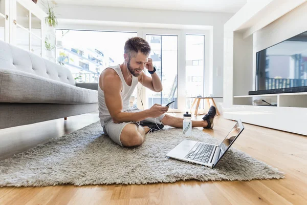 Schöner Junger Mann Arbeitet Hause Wohnzimmer — Stockfoto