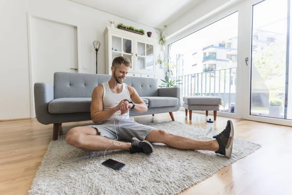 Hezký Mladý Muž Pracuje Doma Obývacím Pokoji — Stock fotografie