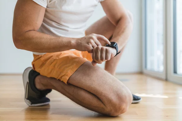 Knappe Jongeman Die Thuis Traint Met Een Slim Horloge — Stockfoto