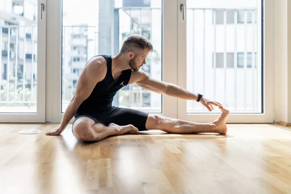 Genç Yakışıklı Adam Evde Yoga Yapıyor — Stok fotoğraf