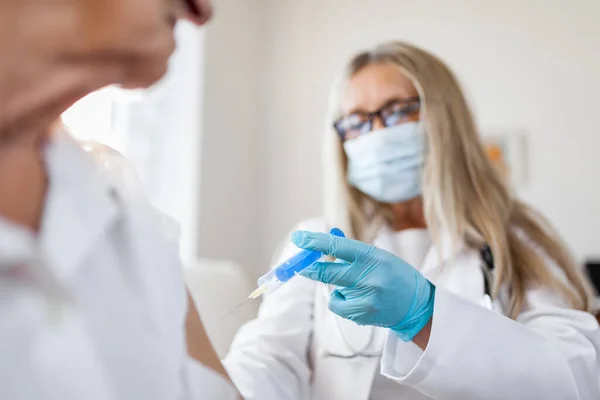 Médecin Qui Administre Vaccin Patient Âgé — Photo