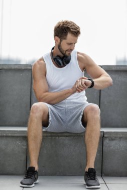 Yakışıklı genç adam antrenman yapıyor ve dışarıda çalışıyor.