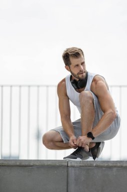 Yakışıklı genç adam antrenman yapıyor ve dışarıda çalışıyor.