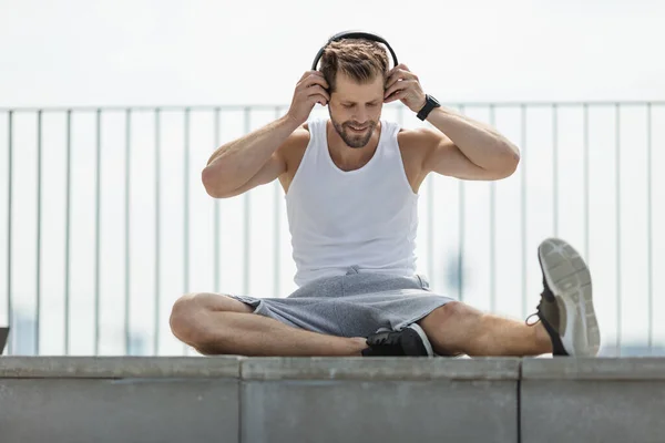 Knappe Jongeman Training Buiten Trainen — Stockfoto