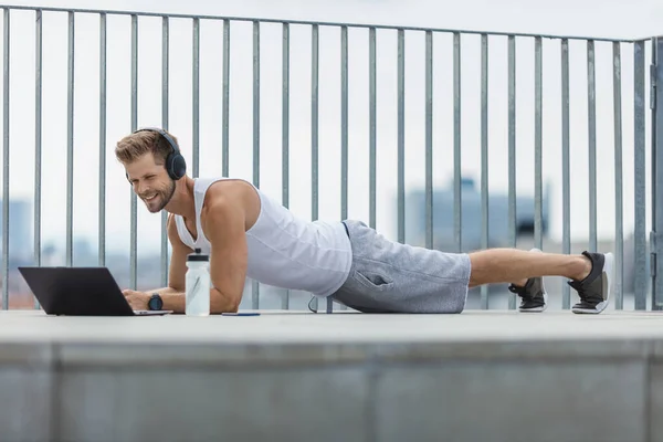 Knappe Jongeman Training Buiten Trainen — Stockfoto