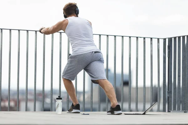 Bonito Jovem Treinando Trabalhando Livre — Fotografia de Stock