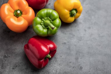 Kırsal alanda yeni toplanmış renkli dolmalık biberler.