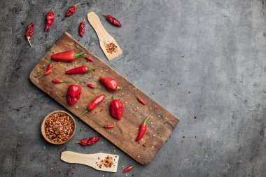 Kırsal arka planda taze ve kurutulmuş kırmızı biber çeşitleri