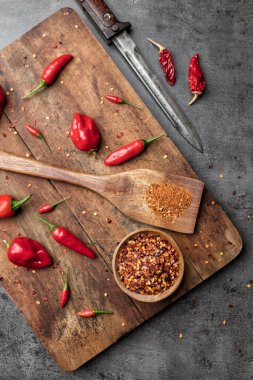 Kırsal arka planda taze ve kurutulmuş kırmızı biber çeşitleri