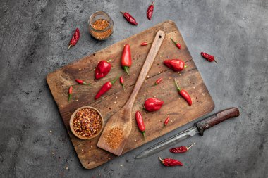 Kırsal arka planda taze ve kurutulmuş kırmızı biber çeşitleri