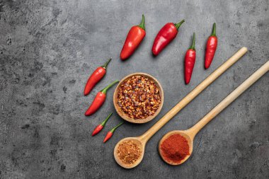 Kırsal arka planda taze ve kurutulmuş kırmızı biber çeşitleri