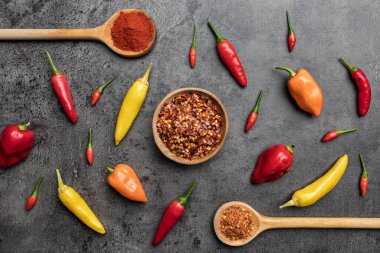 Kırsal arka planda taze ve kurutulmuş kırmızı biber çeşitleri