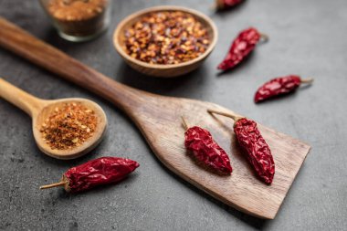 Kırsal arka planda taze ve kurutulmuş kırmızı biber çeşitleri