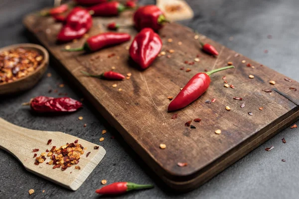 Kırsal arka planda taze ve kurutulmuş kırmızı biber çeşitleri