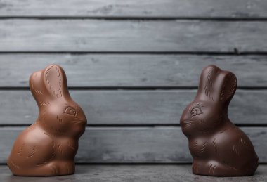 Lezzetli Paskalya bayramı çikolatalı tavşan, yumurta ve tatlı