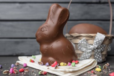 Lezzetli Paskalya bayramı çikolatalı tavşan, yumurta ve tatlı