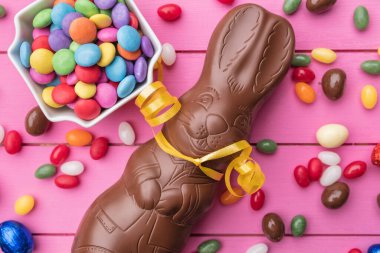 Lezzetli Paskalya bayramı çikolatalı tavşan, yumurta ve tatlı