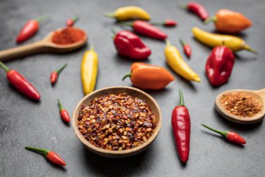 Kırsal arka planda taze ve kurutulmuş kırmızı biber çeşitleri