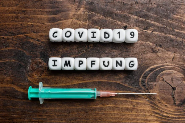 Virusul Corona Covid Text Vaccin Limba Germană Fundal Din Lemn — Fotografie, imagine de stoc