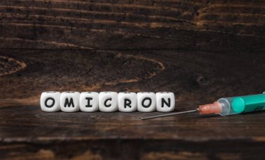 Corona virüsü Covid-19 aşı metni ahşap arka planda 