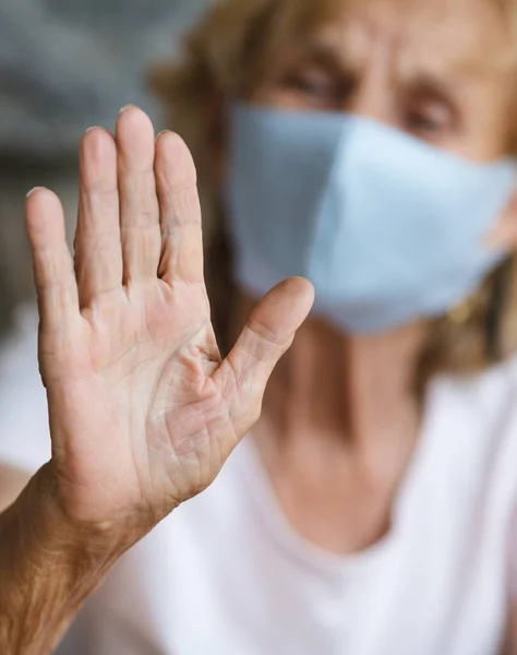 Mulher Idosa Com Máscara Facial Durante Bloqueio — Fotografia de Stock