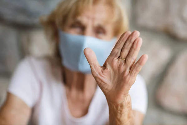 Oudere Vrouw Met Een Gezichtsmasker Tijdens Lockdown — Stockfoto