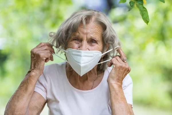 Oudere Vrouw Met Een Beschermend Gezichtsmasker Tegen Corona Virus — Stockfoto