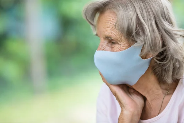 Oudere Vrouw Met Een Beschermend Gezichtsmasker Tegen Corona Virus — Stockfoto