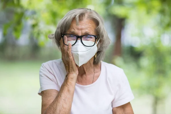 Oudere Vrouw Met Een Beschermend Gezichtsmasker Tegen Corona Virus — Stockfoto