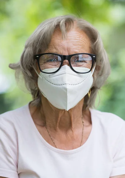 Mulher Idosa Usando Máscara Protetora Contra Vírus Corona — Fotografia de Stock