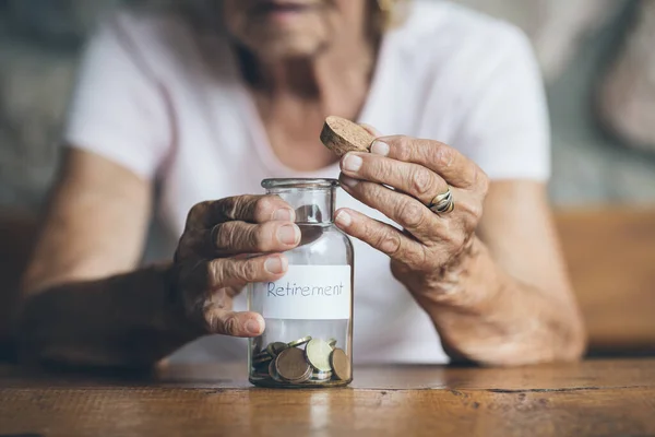 Oudere Gepensioneerde Vrouw Haar Spaargeld Een Pot — Stockfoto