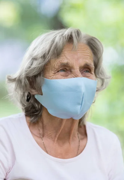 Äldre Kvinna Med Skyddande Ansiktsmask Mot Koronavirus — Stockfoto