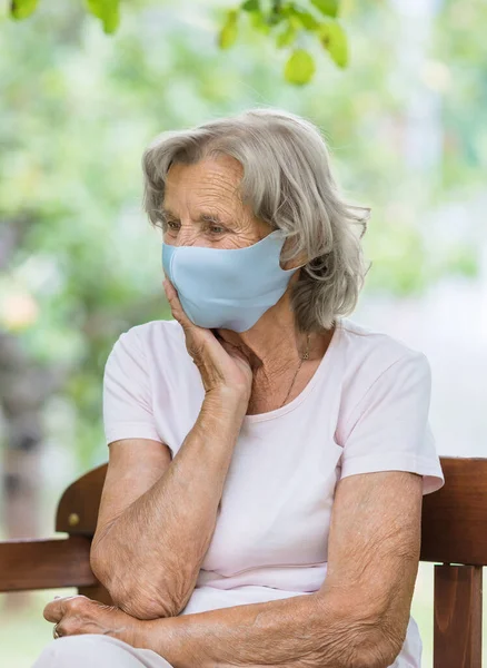 Äldre Kvinna Med Skyddande Ansiktsmask Mot Koronavirus — Stockfoto