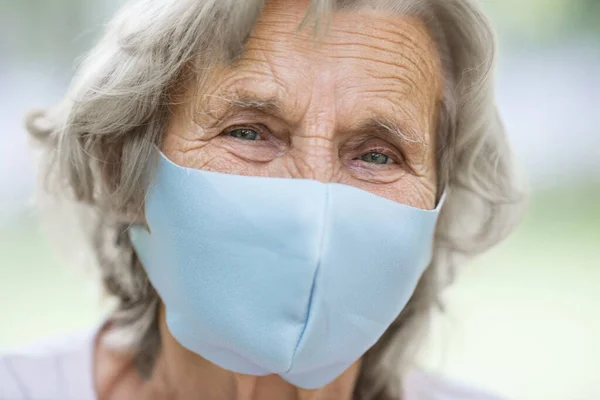 Oudere Vrouw Met Een Beschermend Gezichtsmasker Tegen Corona Virus — Stockfoto